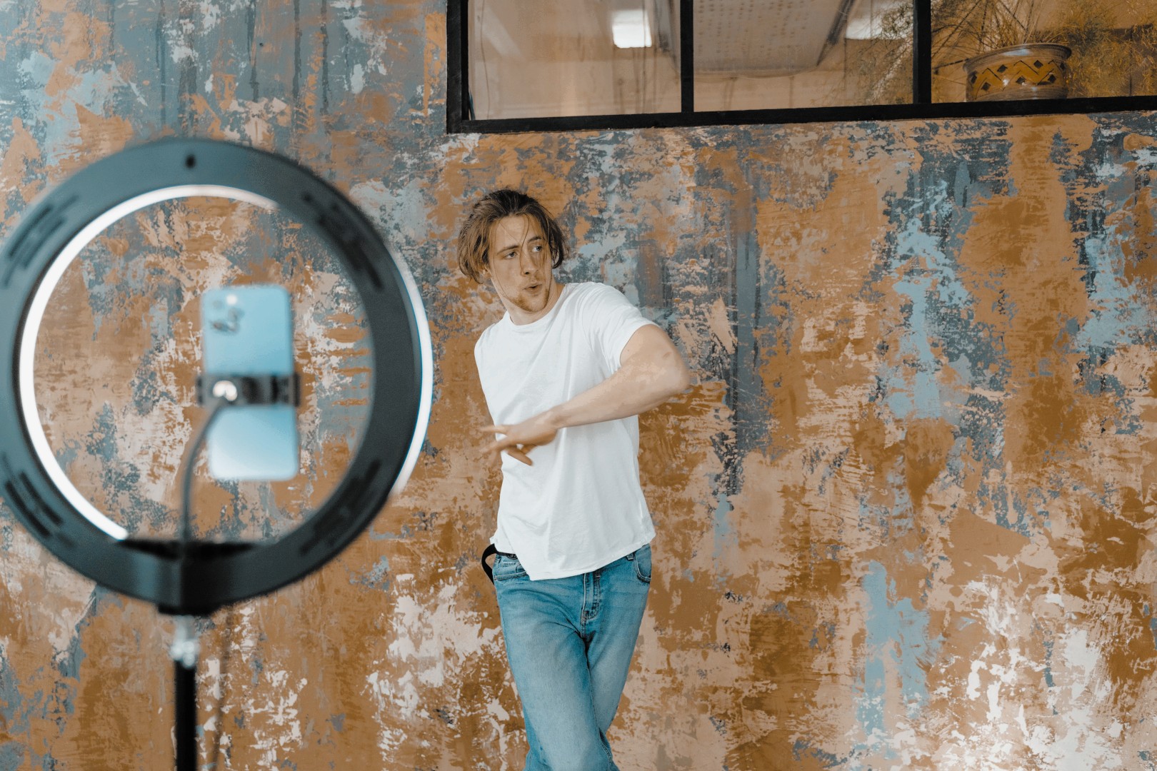 § 6 AStG Auswanderer aufgepasst - Content Creator erklärt Steuerregeln vor Ring Light in modernem Studio