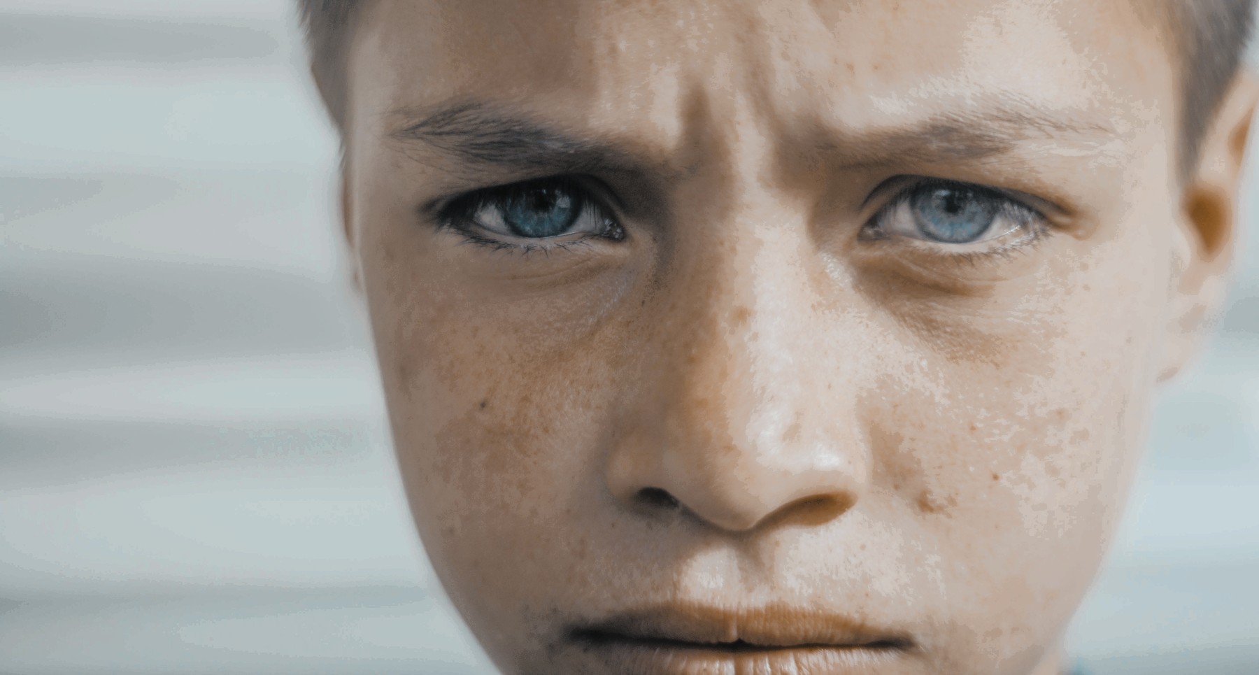 Automatisierung bedroht Jobs mentale Gesundheit - Nahaufnahme nachdenklicher blauer Augen zeigt menschliche Sorge