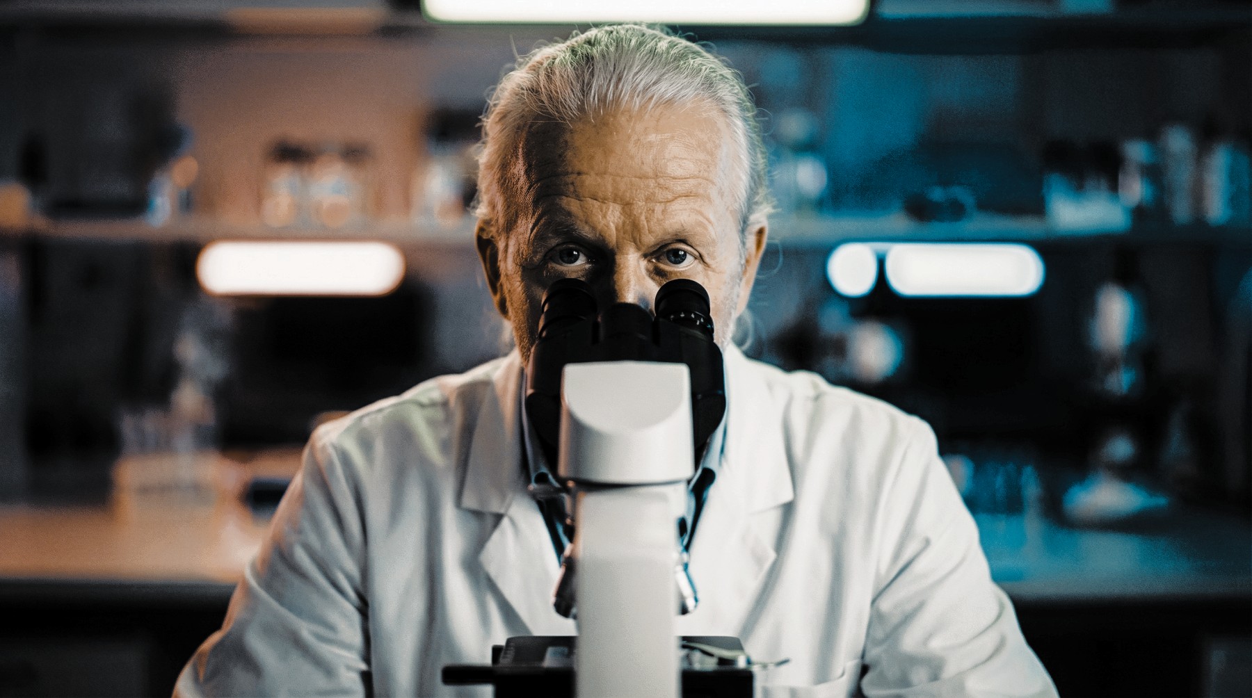 Frank Holzlehner Authentizität Beauty-Branche Forscher Mikroskop wissenschaftliche Hautpflege-Analyse