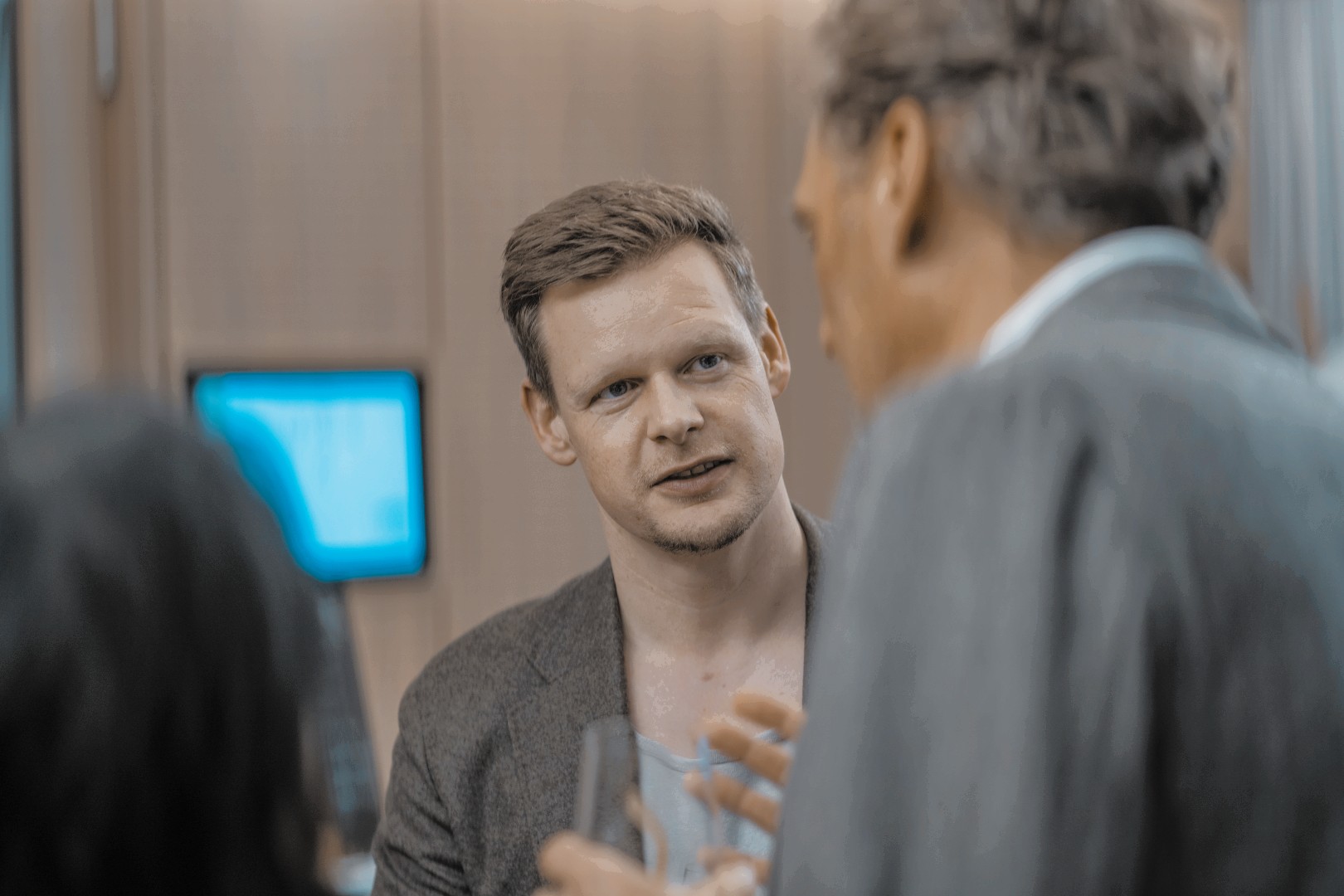 Biologische Zahnrevolution: Visionärer Zahnarzt im achtsamen Dialog mit seinem Patienten