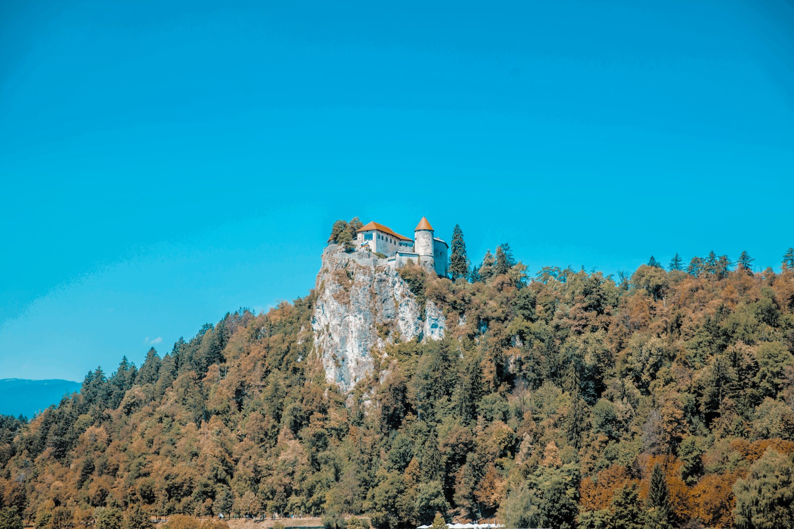 Stiftungen Liechtenstein Deutschland - majestätische Burg auf Felsen symbolisiert stabilen Vermögensschutz