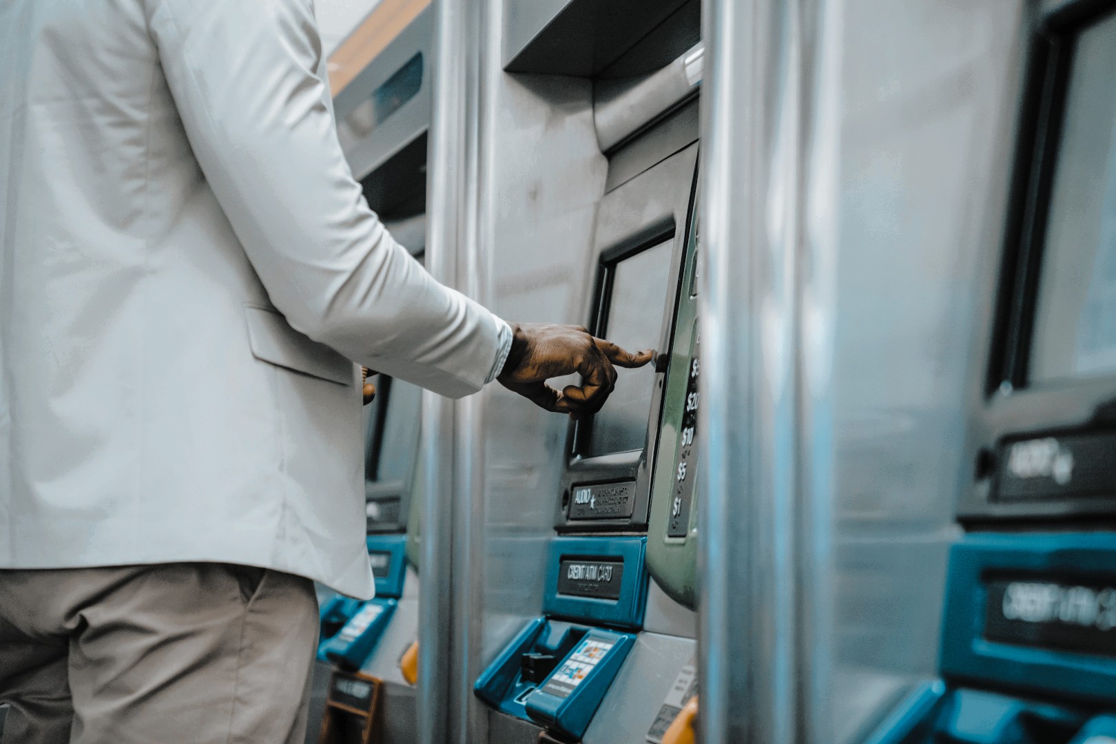 Ungarische Firma gründen Finanzpartner wählen: Geschäftsmann nutzt Bankautomat für Kontoeröffnung