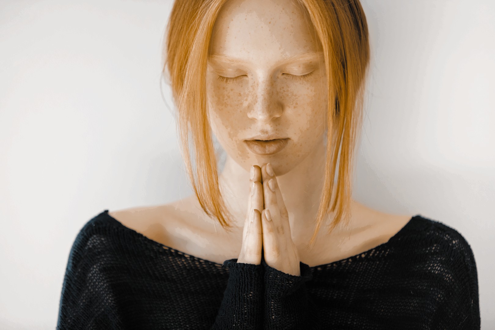 Unser Geist in 2026 Schreckensspirale: Frau in meditativer Haltung mit geschlossenen Augen sucht inneren Frieden