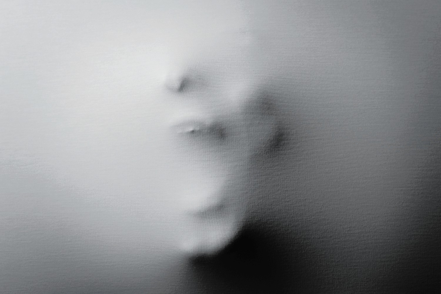 Unser Geist in 2026 - verschwommene menschliche Silhouette symbolisiert den Verlust unserer inneren Verbindung