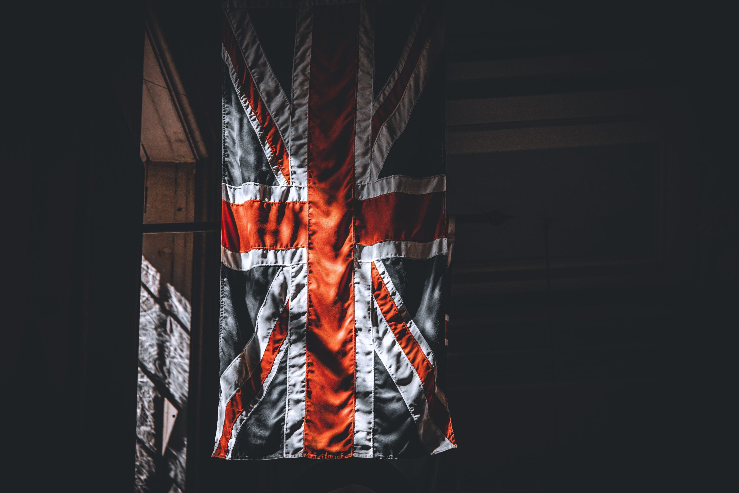 Union Jack Flagge vor Big Ben in London – Symbol für sichere Strukturen in Europa durch britisch-ungarische Gesellschaften